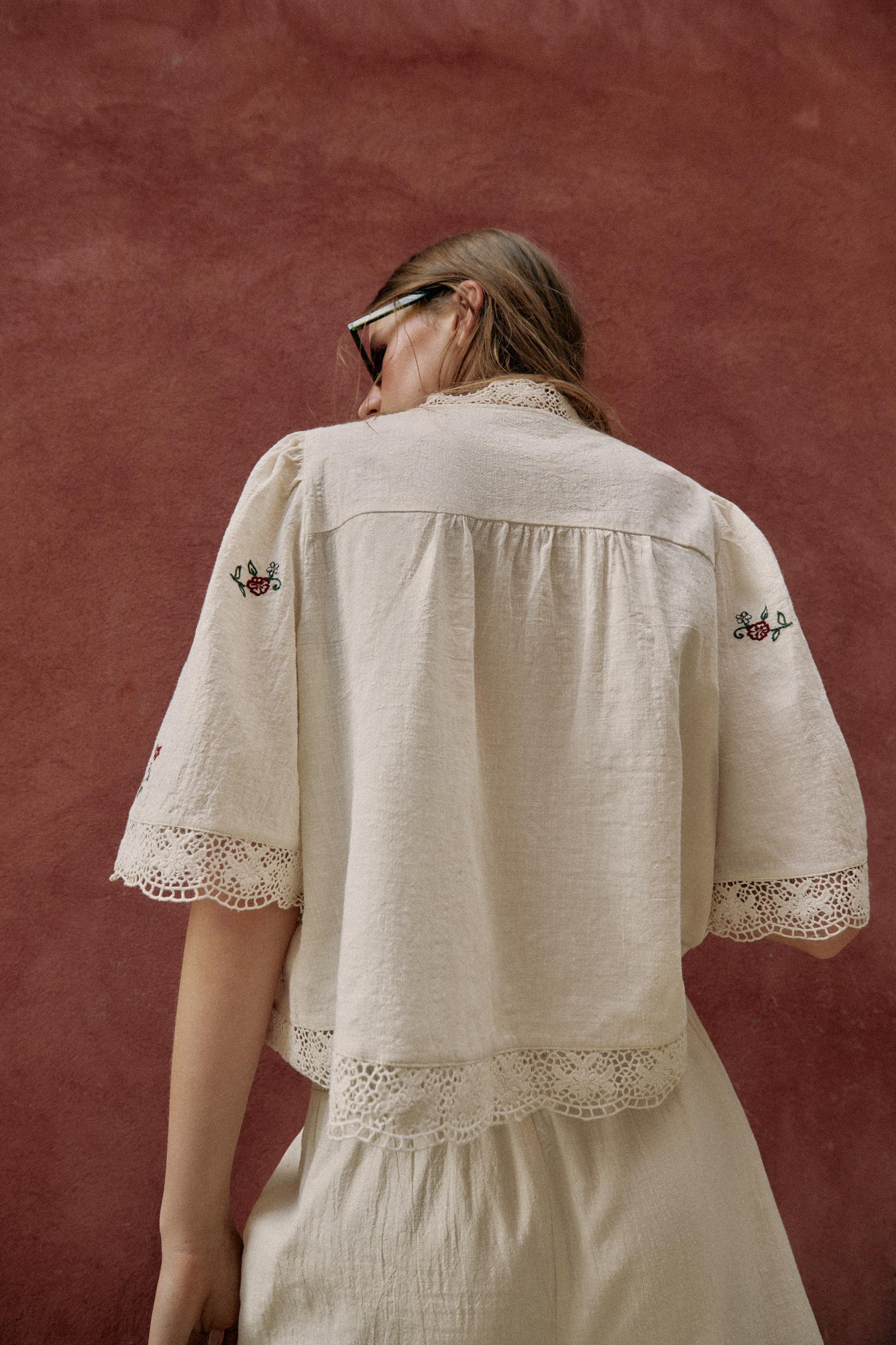 EMBROIDERED FLORAL TOP